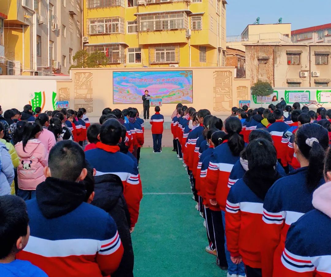 2月20日,浉河区法院民二庭万欣法官参加了浉河区第十小学举行的升国旗仪式并在国旗下开展了一节以“反对校园欺凌,共创平安校园”为主题的法治教育小课堂,为同学们带来新学期法治教育的第一课。(1).jpg 图片